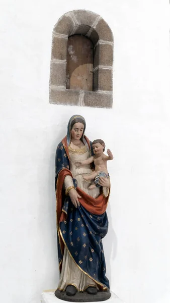 Vista de la estatua religiosa dentro de la Abadía de Sainte-Croix en Quimperle —  Fotos de Stock