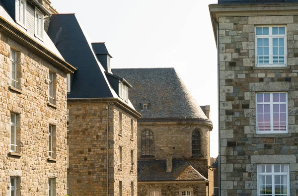 Historic Norman stone houses in the Saint-Malo Intra-Muros Neighborhood — Stock Photo, Image
