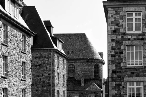 Vista em preto e branco das históricas casas de pedra normanda no bairro Saint-Malo Intra-Muros — Fotografia de Stock