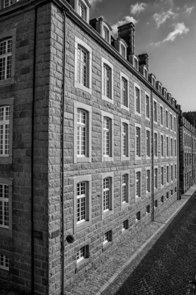 Svartvitt utsikt över historiska Norman stenhus i Saint-Malo Intra-Muros grannskap — Stockfoto