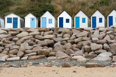 kayalık Normandiya kıyısında küçük ahşap plaj evler satır