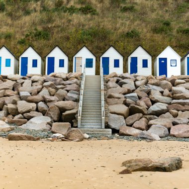 kayalık Normandiya kıyısında küçük ahşap plaj evler satır
