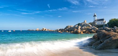 Kuzey Brittany 'deki Pontusval deniz feneri ve kıyıları