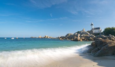 Kuzey Brittany 'deki Pontusval deniz feneri ve kıyıları