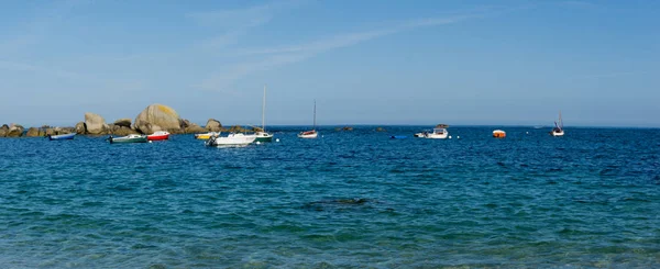 Panorama océan côte avec de nombreux petits bateaux à l'ancre et rochers rocheux — Photo