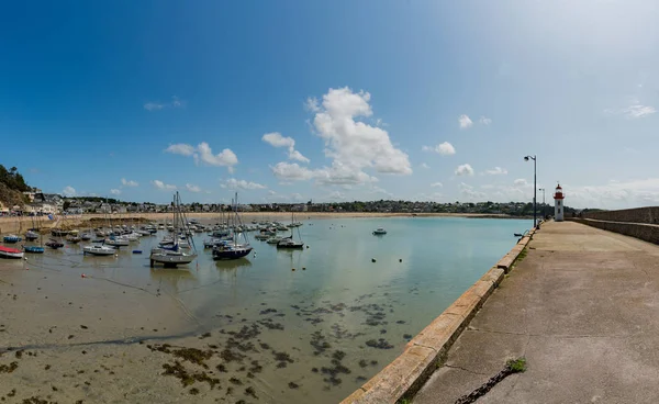 De oude haven en vuurtoren van Erquy in Bretagne — Stockfoto