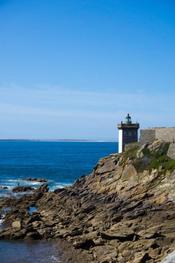 Brittany sahilindeki Kermovan deniz feneri ve körfezi manzarası