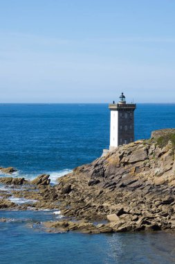 Brittany sahilindeki Kermovan deniz feneri ve körfezi manzarası
