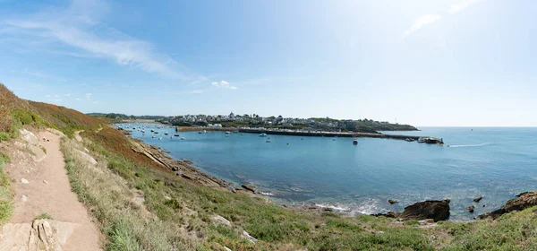 Vista panoramica di Le Conquet e il porto e il porto sulla costa della Bretagna — Foto Stock