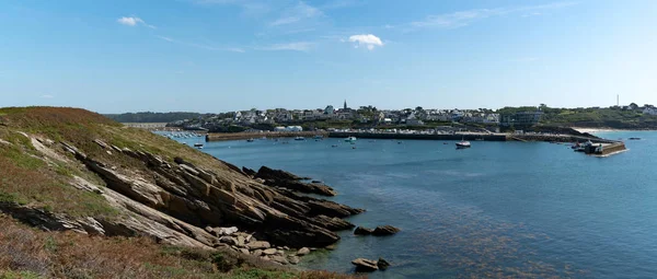 Vista panorâmica de Le Conquet e do porto e porto na costa da Bretanha — Fotografia de Stock