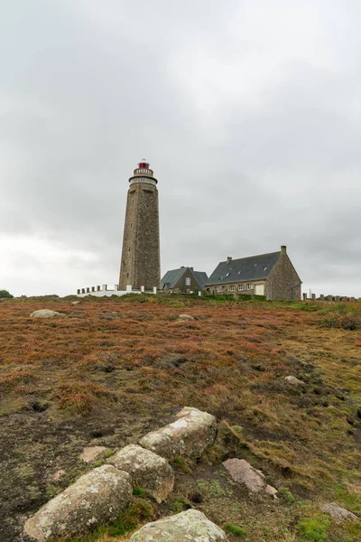 Vista del faro y brezal de Cap Levi en la costa norte de Normandía — Foto de Stock