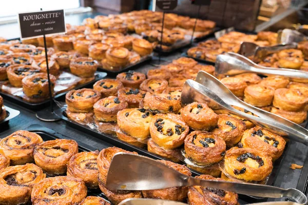 Deliciosos bolos típicos de kouignette bretão em diferentes estilos em uma padaria — Fotografia de Stock