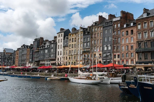 Bateaux de pêche dans la vieille partie et le quartier Vieux Bassin de Honfleur — Photo