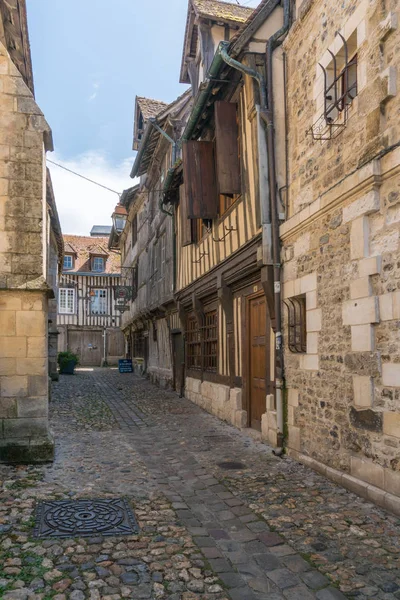 Den historiska Rue de Prison gatan i Vieux Bassin stadsdelen Honfleur — Stockfoto