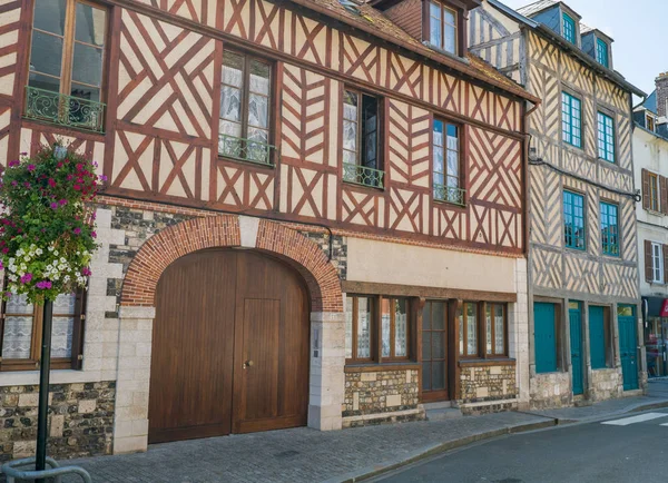 Historiska korsvirkeshus i Vieux Bassin stadsdelen Honfleur — Stockfoto