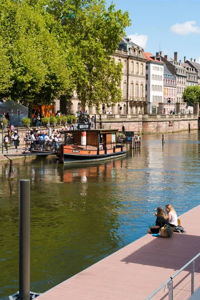Tourists waiting to board a boat for a sightseeing cruise on the canals of historic Strasbourg — Stock Photo, Image