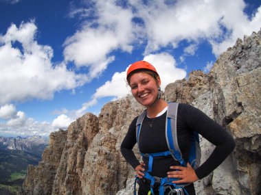 Çekici esmer kadın dağcı Dol 'da bir dağın zirvesinde