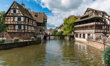 Strasbourg 'daki eski kanallar ve yarı keresteli evler.