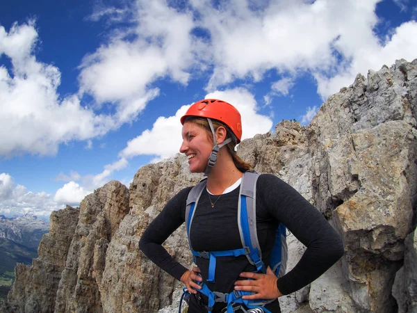 Atractiva morena escaladora femenina en un pico de montaña en el Dol — Foto de Stock