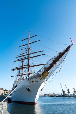 Saint-Malo limanındaki Deniz Bulutu yolcu gemisinin manzarası.