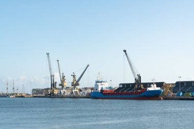 Saint-Malo ticari limanında bir yük gemisi yüklüyor.
