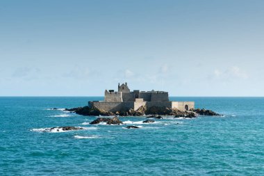 Saint-Malo 'nun Manş Denizi' ndeki gel-git adasının manzarası
