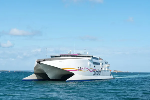 Il traghetto Condor arriva nel porto di Saint-Malo sulla costa della Bretagna — Foto Stock