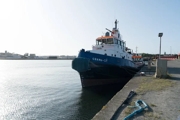 Remolcador en el puerto de Saint-Malo en Bretaña — Foto de Stock