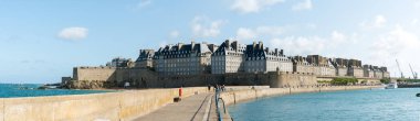 Fransa 'nın tarihi kenti Saint-Malo Normandiya liman duvarı iskelesinden görüldü