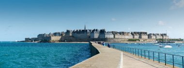 Fransa 'nın tarihi kenti Saint-Malo Normandiya liman duvarı iskelesinden görüldü