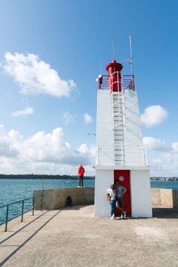 Balıkçı Saint-Malo Limanı 'nda güzel bir yaz gününün tadını çıkarıyor.