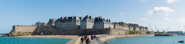 Fransa 'nın tarihi kenti Saint-Malo Normandiya liman duvarı iskelesinden görüldü
