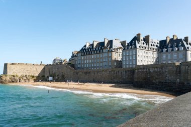 plaj ve sahil ile Saint-Malo tarihi eski şehir görünümü