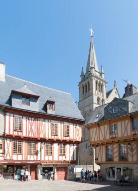 IV. Henri Meydanı veya IV. Henry Meydanı, eski kasabanın merkezinde. 