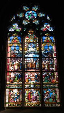 Vannes 'daki katedralin iç görünümü mozaikli cam pencere detayı