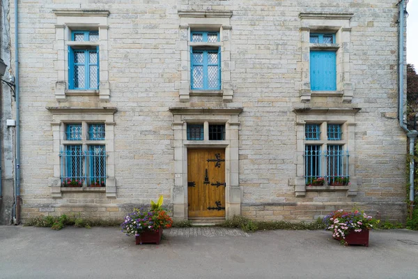 Vue détaillée de l'architecture historique et des bâtiments dans le pittoresque village français de Rochefort-en-Terre en Bretagne — Photo