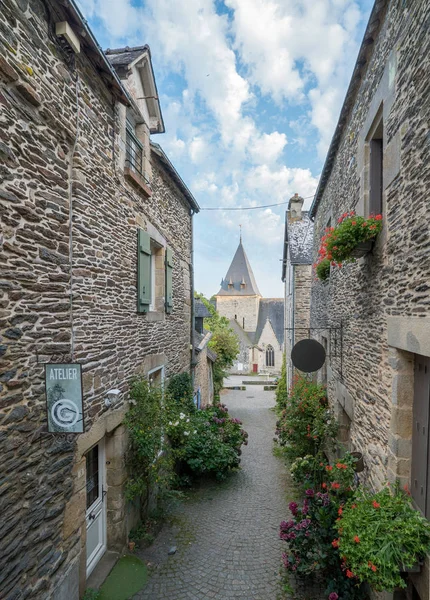 Στενό δρομάκι στην ιστορική παλιά πόλη Rochefort-en-Terre στη Βρετάνη — Φωτογραφία Αρχείου