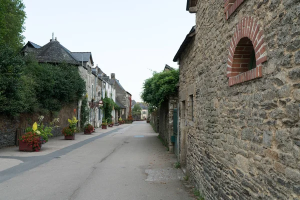 ロシュフォール=アン=テレの歴史的、絵のような村の通り — ストック写真