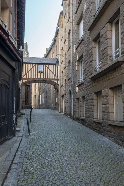 Historic Norman stone houses in the Saint-Malo Intra-Muros Neighborhood — Stock Photo, Image