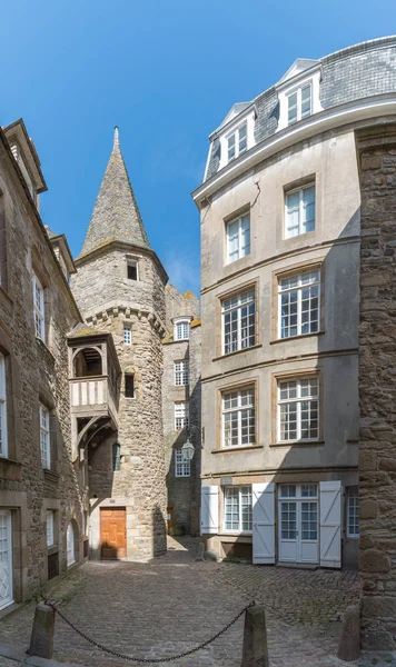 Historic Norman stone houses in the Saint-Malo Intra-Muros Neighborhood — Stock Photo, Image