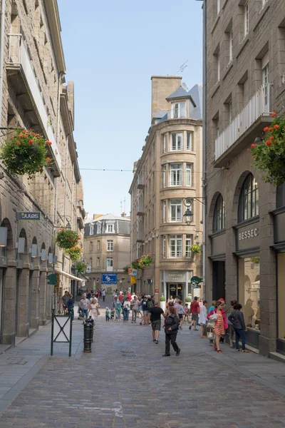 Turister njuta av att utforska den gamla stadskärnan i Saint-Malo i Bretagne — Stockfoto