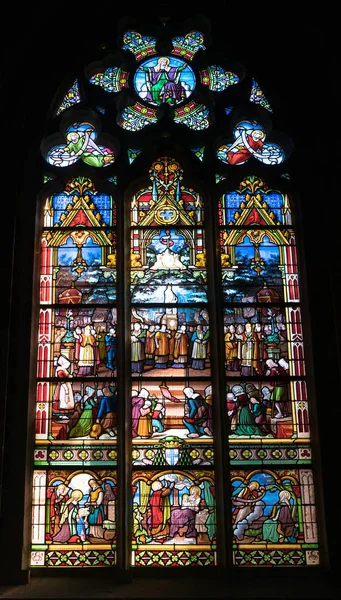 Vista interior de la catedral en Vannes detalle vidriera — Foto de Stock