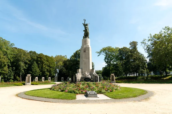 Statue commémorative pour soldats tombés au combat dans le Parc de la Garenne à Vannes — Photo