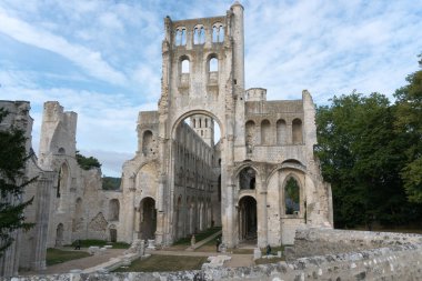 Normandiya 'daki Jumieges' deki eski manastır ve Benedikt manastırı. 