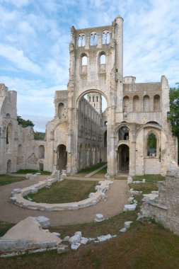 Normandiya 'daki Jumieges' deki eski manastır ve Benedikt manastırı. 