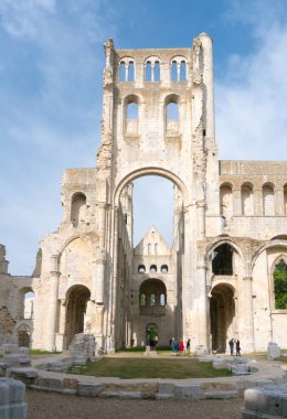 Normandiya 'daki Jumieges' deki eski manastır ve Benedikt manastırı. 