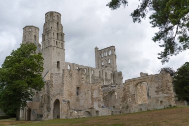 Normandiya 'daki Jumieges' deki eski manastır ve Benedikt manastırı. 