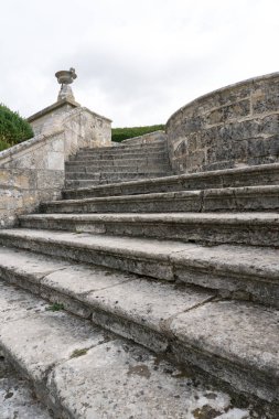 Bir bahçeden diğerine uzanan devasa taş merdivenler.