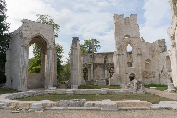 Vista de las ruinas si la histórica abadía de Jumieges en Normandía — Foto de Stock