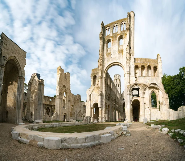 La antigua abadía y monasterio benedictino en Jumieges en Normandía en Francia — Foto de Stock